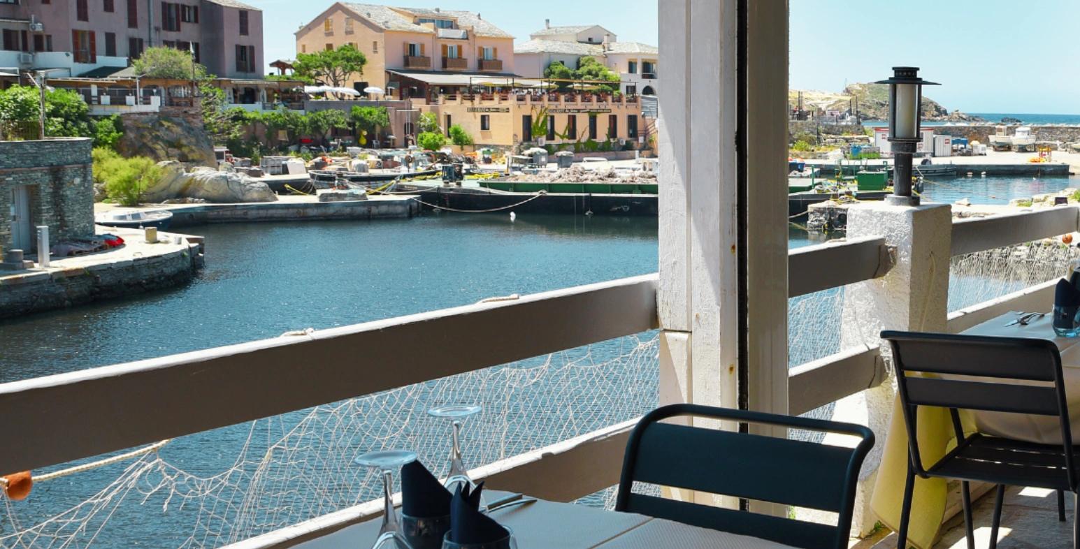 La belle vue depuis la terrasse du Bella Vista à Centuri